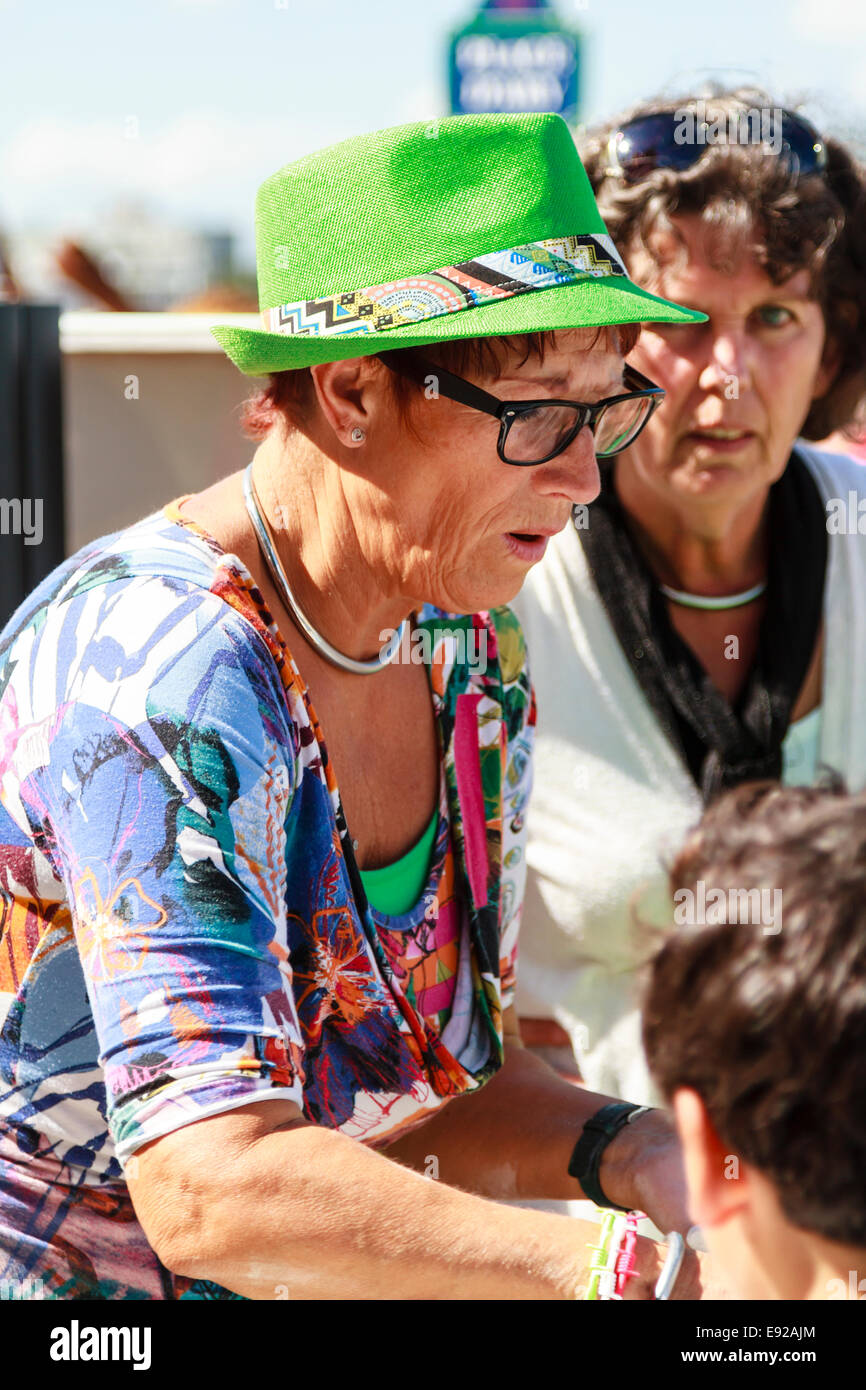 Dordrecht, Paesi Bassi - 11 agosto 2013: artista indossando cappello verde durante il festival di arte con guardato in su in background. Foto Stock