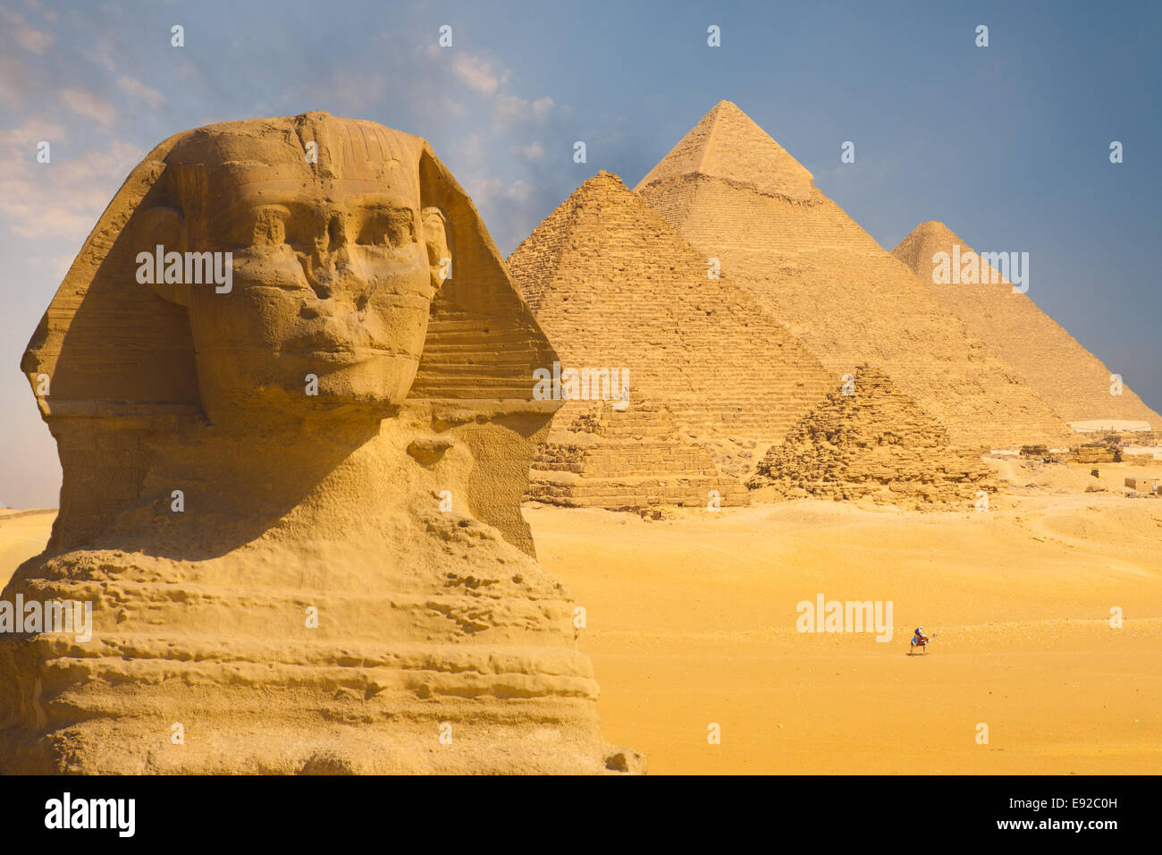 Grande Sfinge volto sullo sfondo delle piramidi Foto Stock