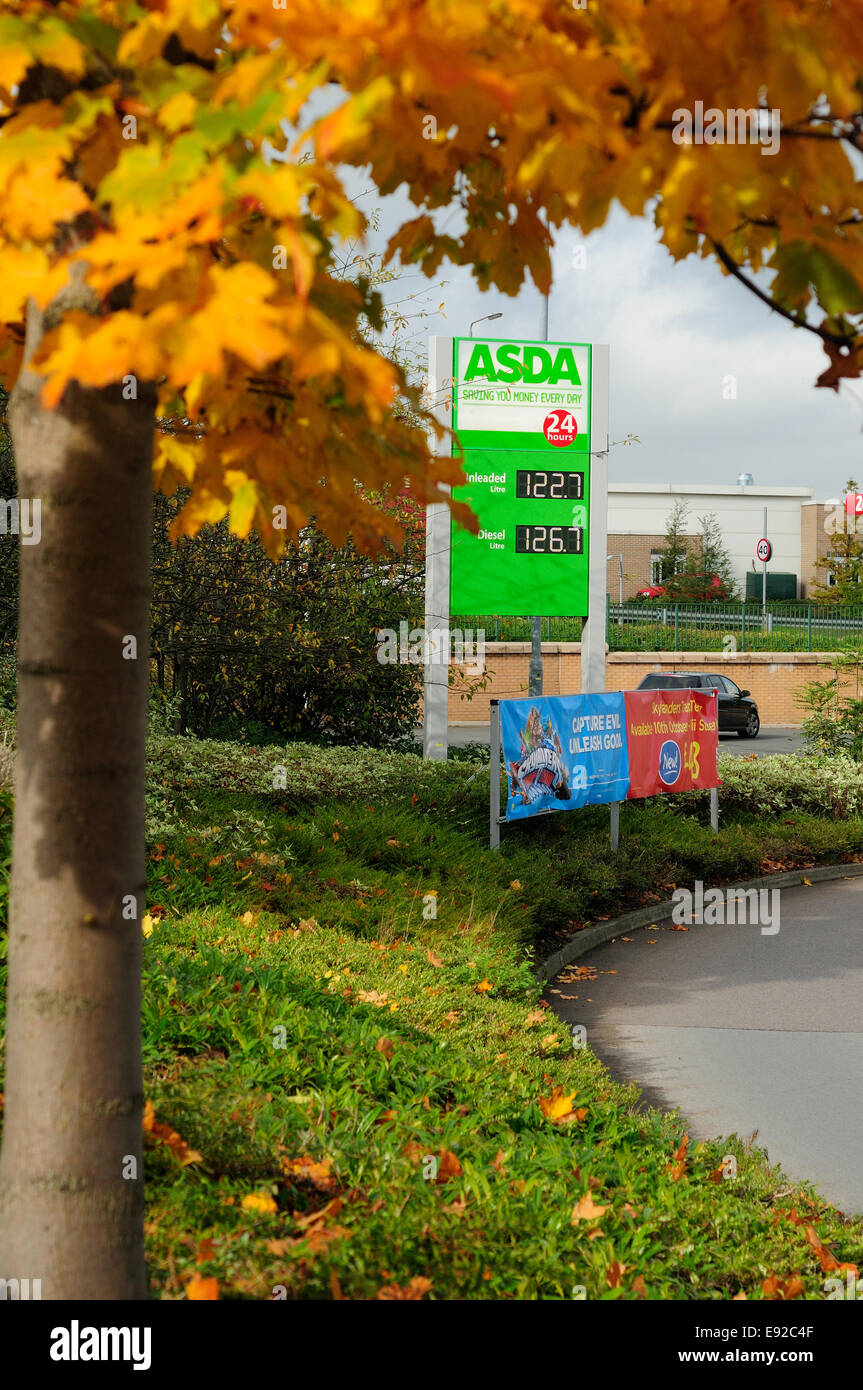 Mansfield, Nottinghamshire, Regno Unito. 17 ottobre, 2014. Supermercati in tutta la Gran Bretagna sono tentati di acquirenti con bassi prezzi del carburante per riconquistare i nostri clienti nei loro negozi. La sposta seguire un calo del prezzo del brent olio . Asda sono i più economici in Mansfield , a 122,7 per la benzina senza piombo e 126,7 per diesel . Credito: IFIMAGE/Alamy Live News Foto Stock