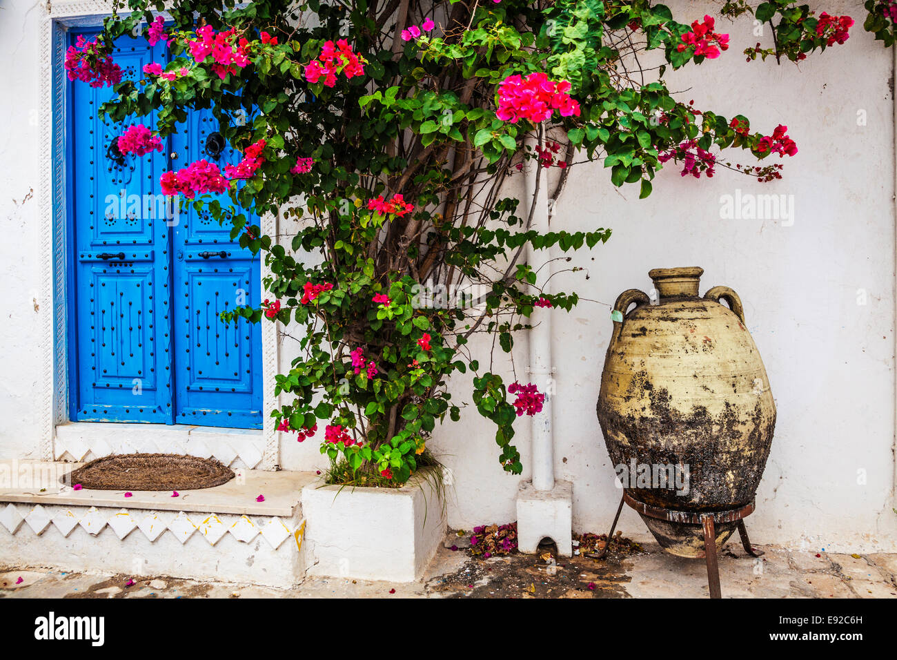 Un tipico blu, studded porta di legno in Sidi Bou Said, Tunisia. Foto Stock