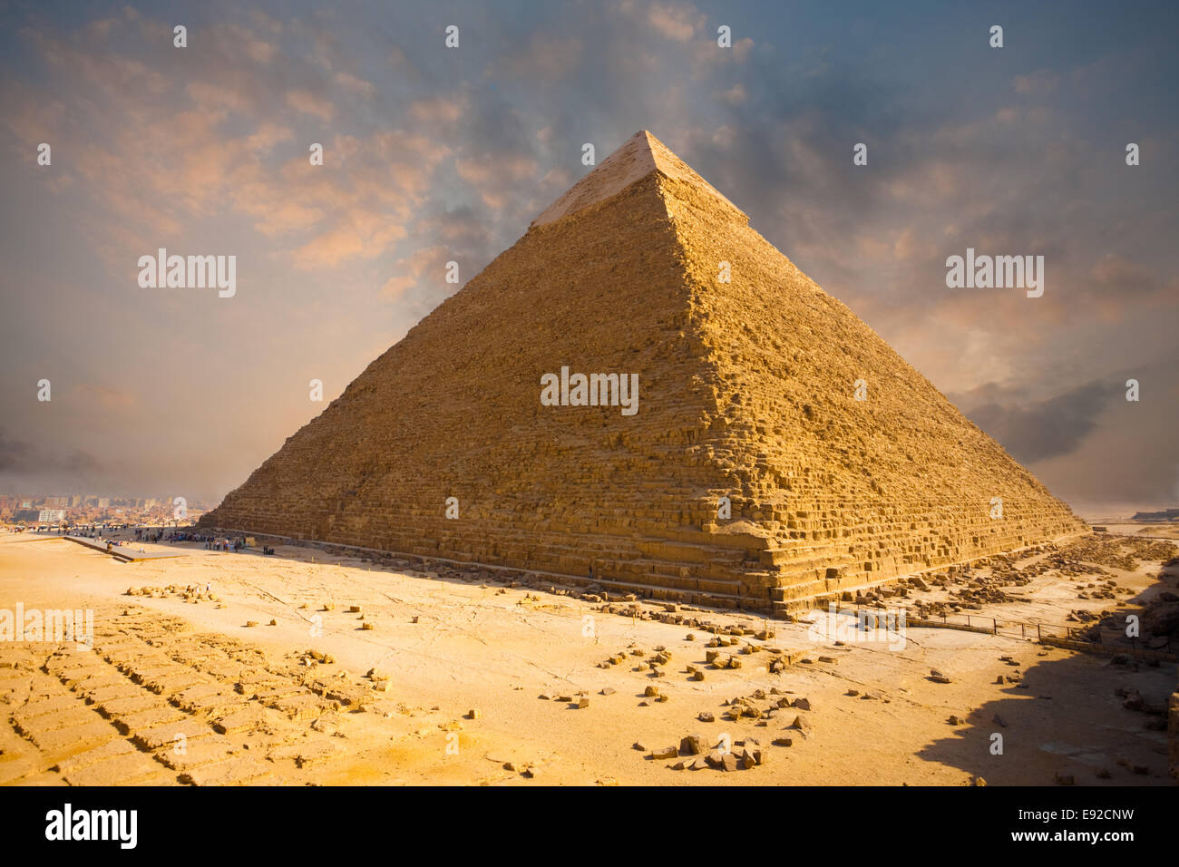 Fiery Sky Piramide di Giza Egitto Foto Stock