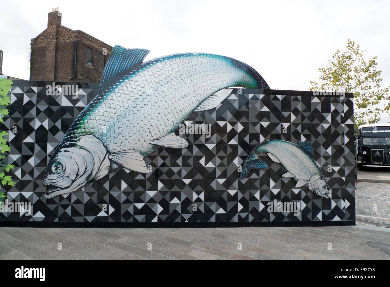 Pesce gigante sulla palizzata durante la costruzione al di fuori UAL Università delle Arti di Kings Cross London KATHY DEWITT Foto Stock