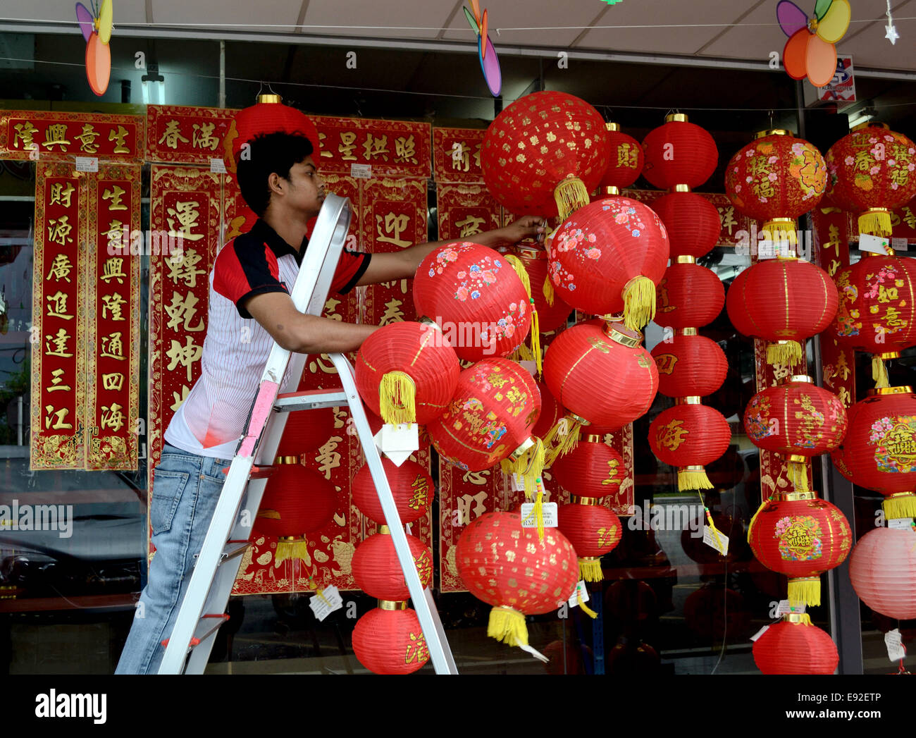 Una lanterna cinese rossa è appesa fuori da un piccolo negozio di vicoli  nell'antica città di Hongcun in Cina Foto stock - Alamy