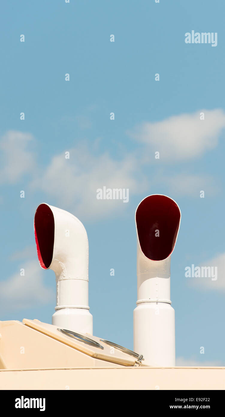 Due ventilatori sulla nave, cielo blu con spazio di copia Foto Stock