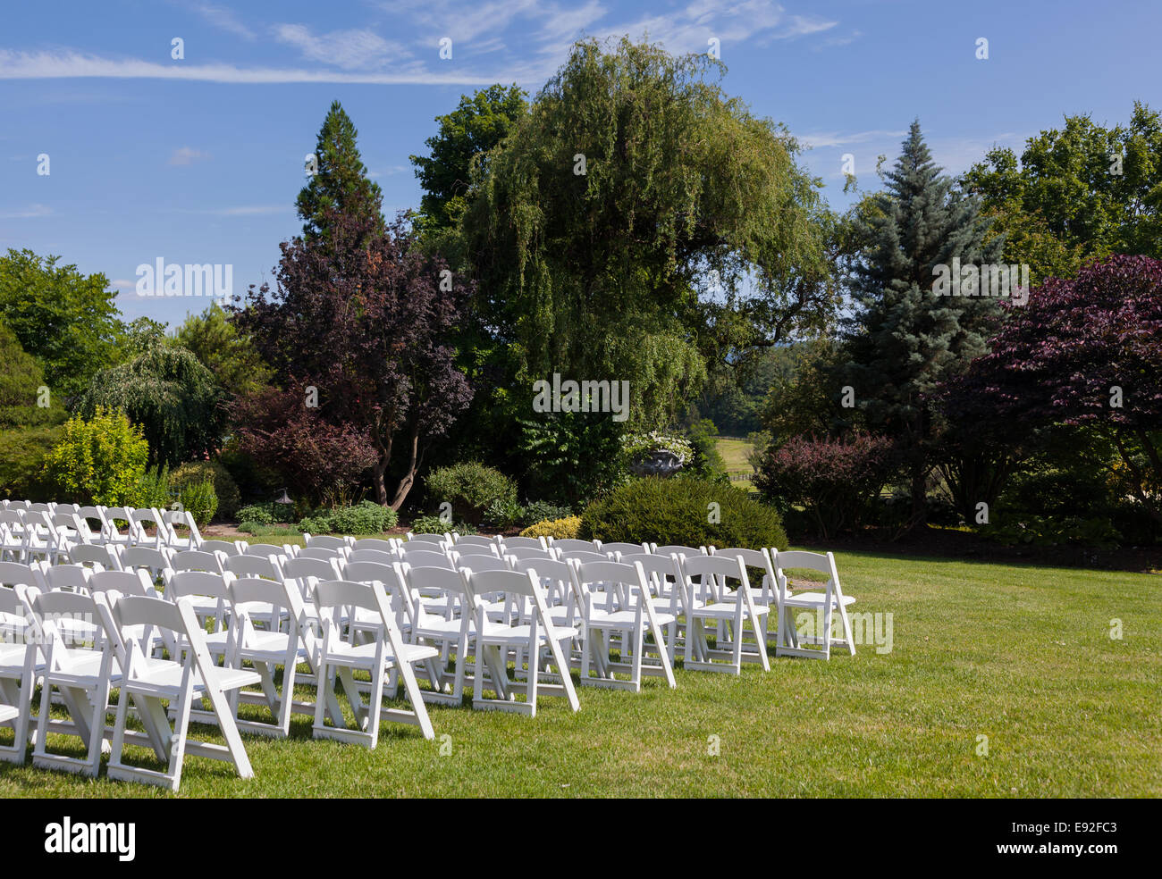 Righe di sedie in legno istituito per matrimoni Foto Stock