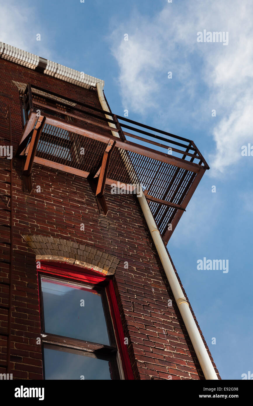 Fire escape su un edificio di mattoni da sotto Foto Stock