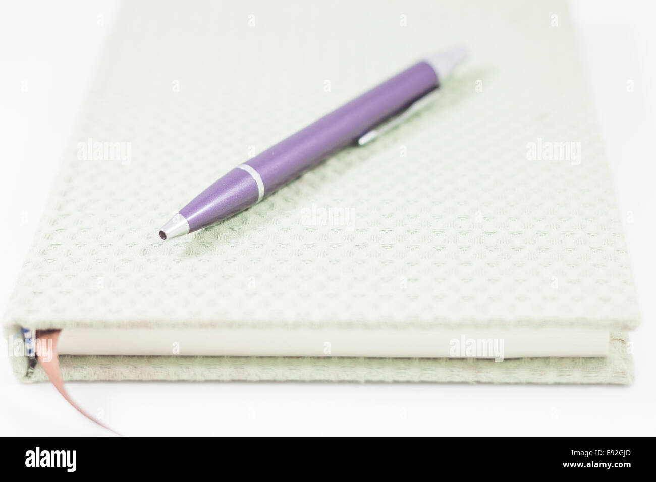 Closeup notebook e penna su sfondo bianco, stock photo Foto Stock