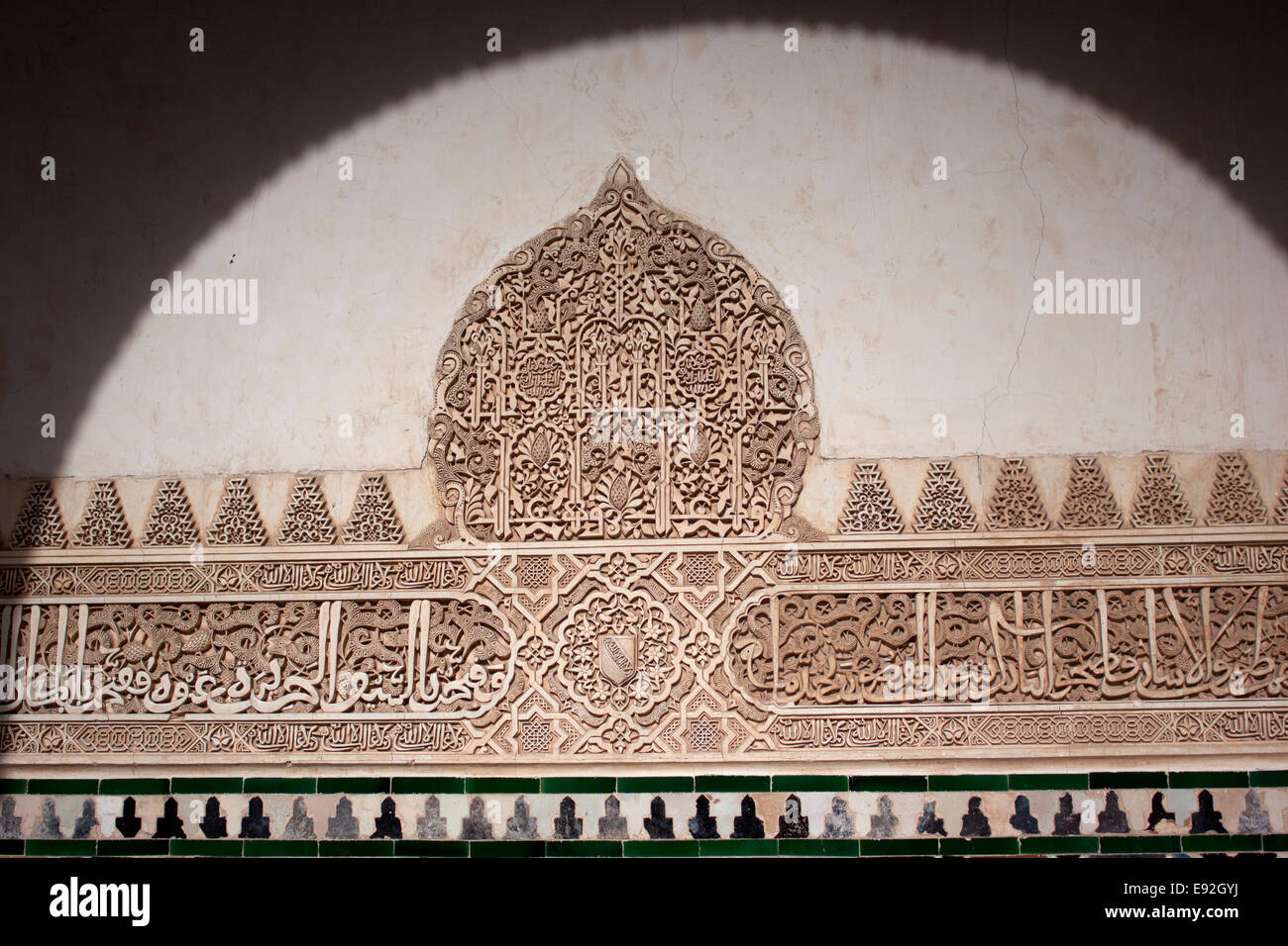 Una parete decorata con figure geometriche decora il palazzo di Alhambra di Granada, Andalusia, aprile 2005. Foto Stock