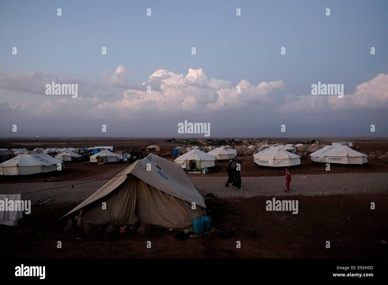 Un ricovero temporaneo tende in Nawroz Refugee Camp che è stata inizialmente istituita per shelter Aramei spostato dall'attuale siria guerra civile poi occupata dagli sfollati dalla minoranza setta Yazidi, che fuggono dalla violenza nella città irachena di Sinjar situato vicino alla città di al-Malikyah in Rojava autonoma curda, regione nord-orientale della Siria. Foto Stock