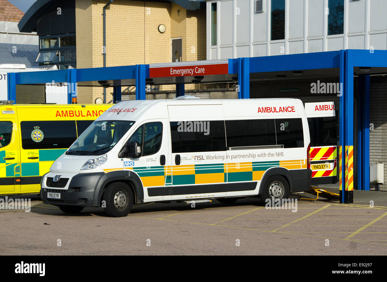 Un NSL ambulanza a Kent e Ospedale di Canterbury. NSL è il più grande privato non di emergenza, fornitore di servizi di ambulanza NEL REGNO UNITO. Foto Stock