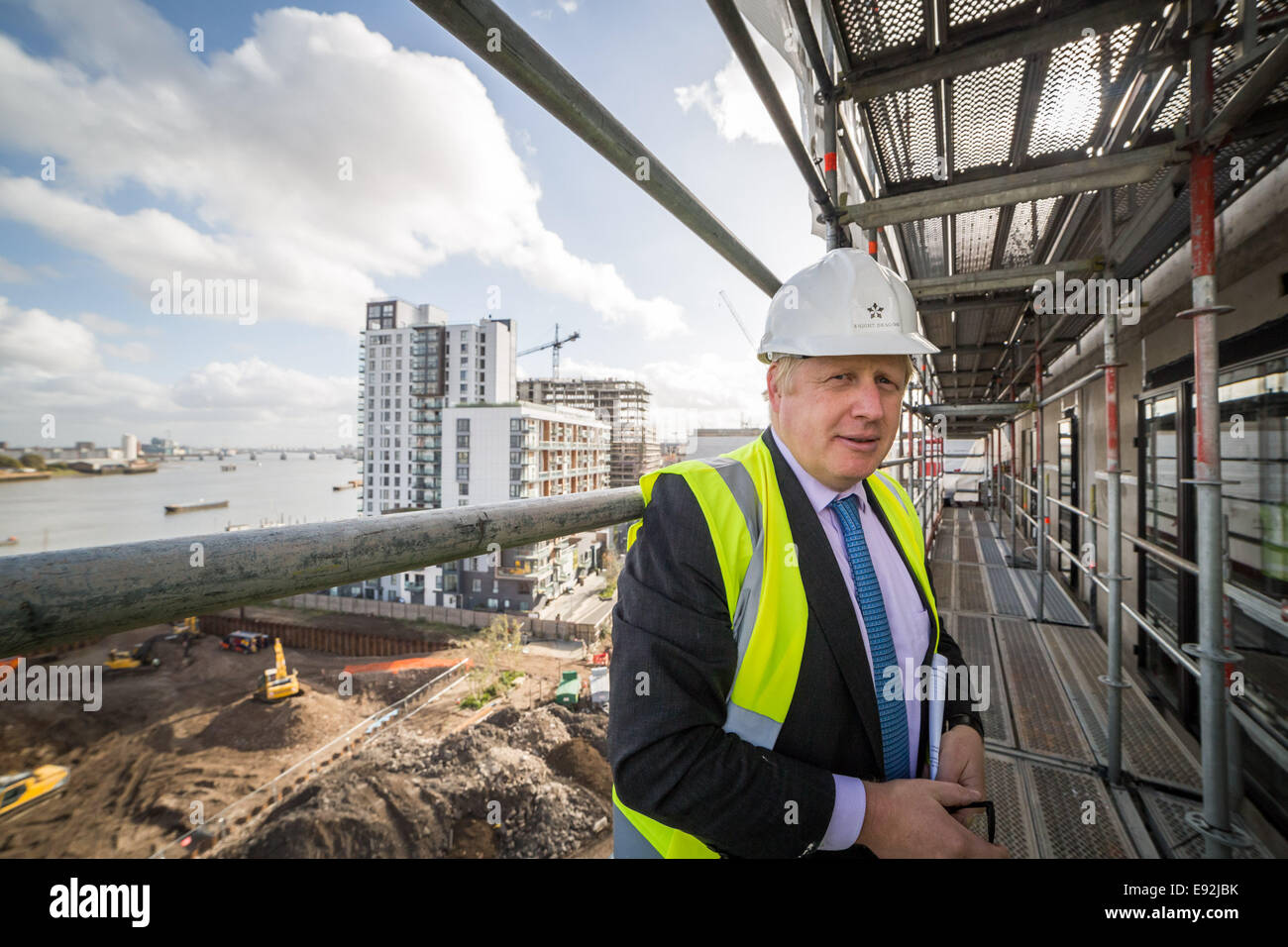 Londra, Regno Unito. Xvii oct, 2014. Il sindaco Boris Johnson visite nuove case nella penisola di Greenwich 2014 Credit: Guy Corbishley/Alamy Live News Foto Stock