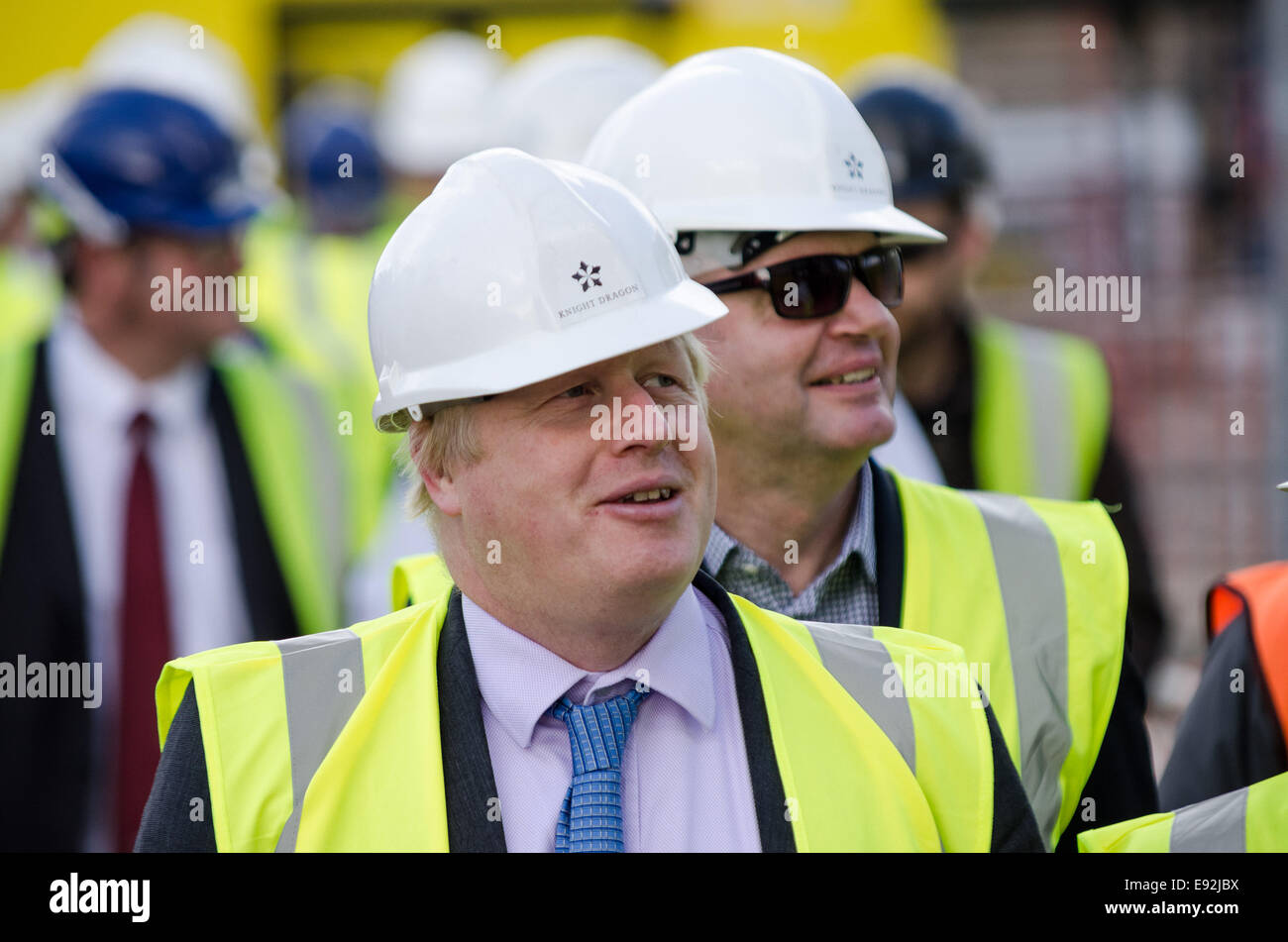 Londra, Regno Unito. Xvii oct, 2014. Il sindaco Boris Johnson visite nuove case nella penisola di Greenwich 2014 Credit: Guy Corbishley/Alamy Live News Foto Stock