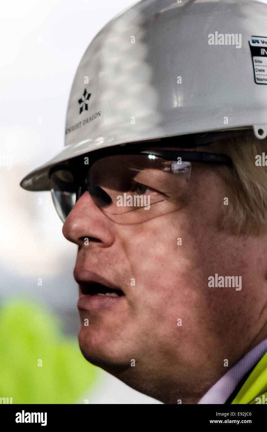 Londra, Regno Unito. Xvii oct, 2014. Il sindaco Boris Johnson visite nuove case nella penisola di Greenwich 2014 Credit: Guy Corbishley/Alamy Live News Foto Stock