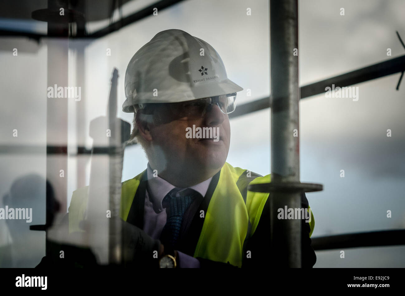 Londra, Regno Unito. Xvii oct, 2014. Il sindaco Boris Johnson visite nuove case nella penisola di Greenwich 2014 Credit: Guy Corbishley/Alamy Live News Foto Stock