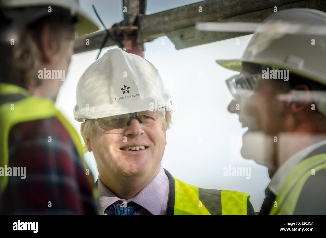 Londra, Regno Unito. Xvii oct, 2014. Il sindaco Boris Johnson visite nuove case nella penisola di Greenwich 2014 Credit: Guy Corbishley/Alamy Live News Foto Stock