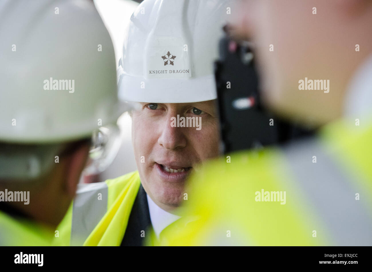 Londra, Regno Unito. Xvii oct, 2014. Il sindaco Boris Johnson visite nuove case nella penisola di Greenwich 2014 Credit: Guy Corbishley/Alamy Live News Foto Stock