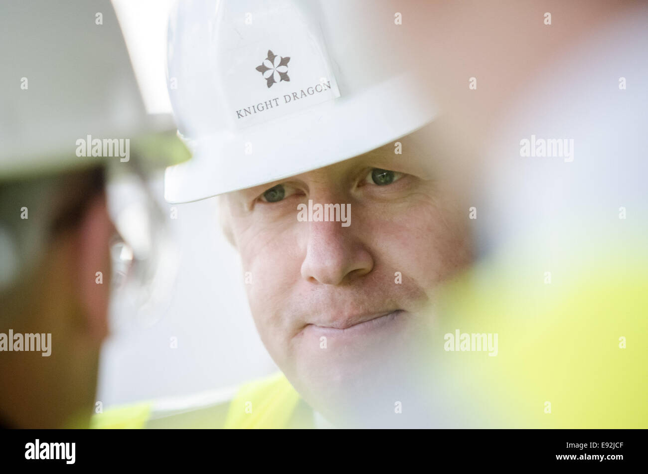 Londra, Regno Unito. Xvii oct, 2014. Il sindaco Boris Johnson visite nuove case nella penisola di Greenwich 2014 Credit: Guy Corbishley/Alamy Live News Foto Stock
