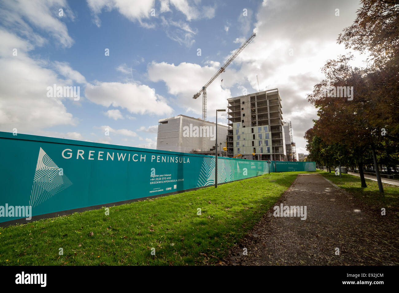 Londra, Regno Unito. Xvii oct, 2014. Il sindaco Boris Johnson visite nuove case nella penisola di Greenwich 2014 Credit: Guy Corbishley/Alamy Live News Foto Stock