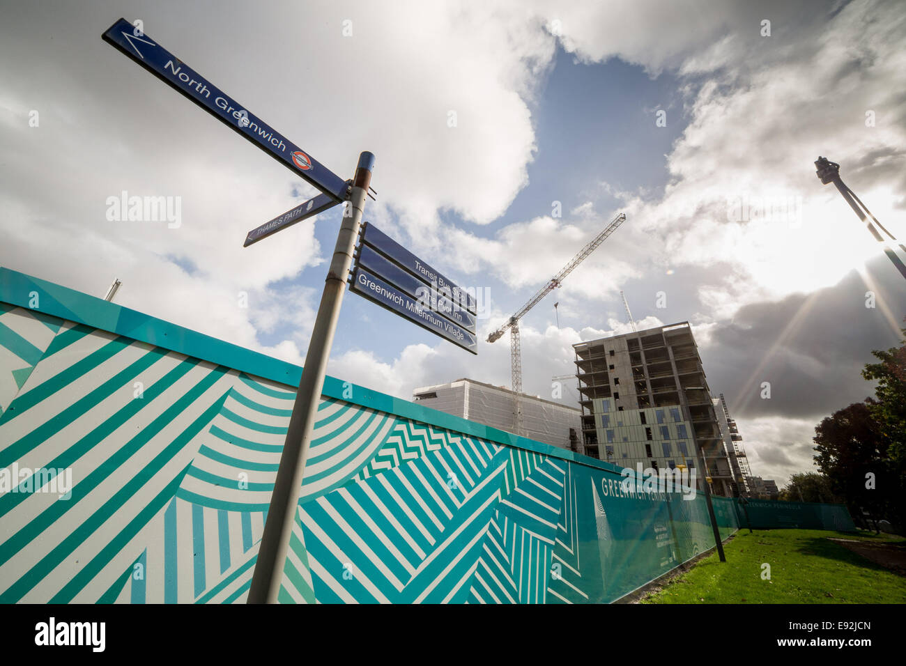 Londra, Regno Unito. Xvii oct, 2014. Il sindaco Boris Johnson visite nuove case nella penisola di Greenwich 2014 Credit: Guy Corbishley/Alamy Live News Foto Stock