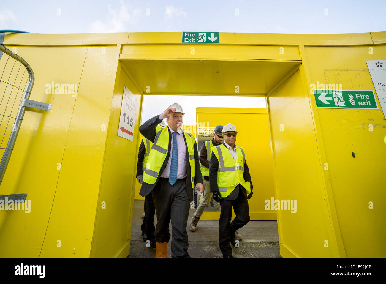 Londra, Regno Unito. Xvii oct, 2014. Il sindaco Boris Johnson visite nuove case nella penisola di Greenwich 2014 Credit: Guy Corbishley/Alamy Live News Foto Stock