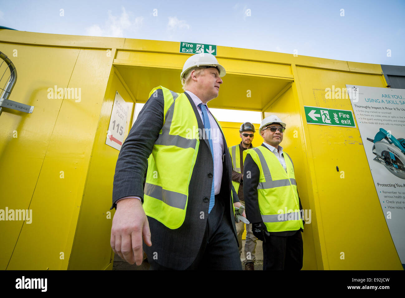 Londra, Regno Unito. Xvii oct, 2014. Il sindaco Boris Johnson visite nuove case nella penisola di Greenwich 2014 Credit: Guy Corbishley/Alamy Live News Foto Stock