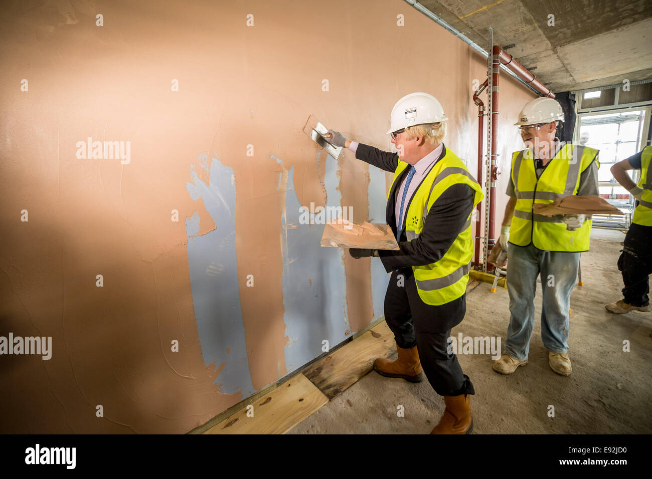 Londra, Regno Unito. Xvii oct, 2014. Il sindaco Boris Johnson visite nuove case nella penisola di Greenwich 2014 Credit: Guy Corbishley/Alamy Live News Foto Stock