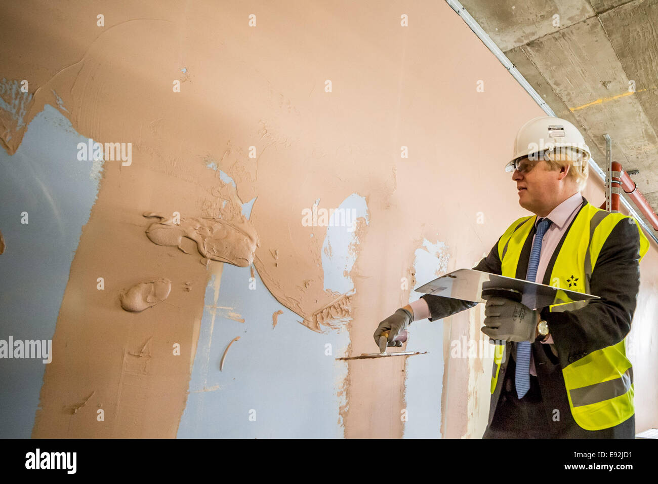 Londra, Regno Unito. Xvii oct, 2014. Il sindaco Boris Johnson visite nuove case nella penisola di Greenwich 2014 Credit: Guy Corbishley/Alamy Live News Foto Stock