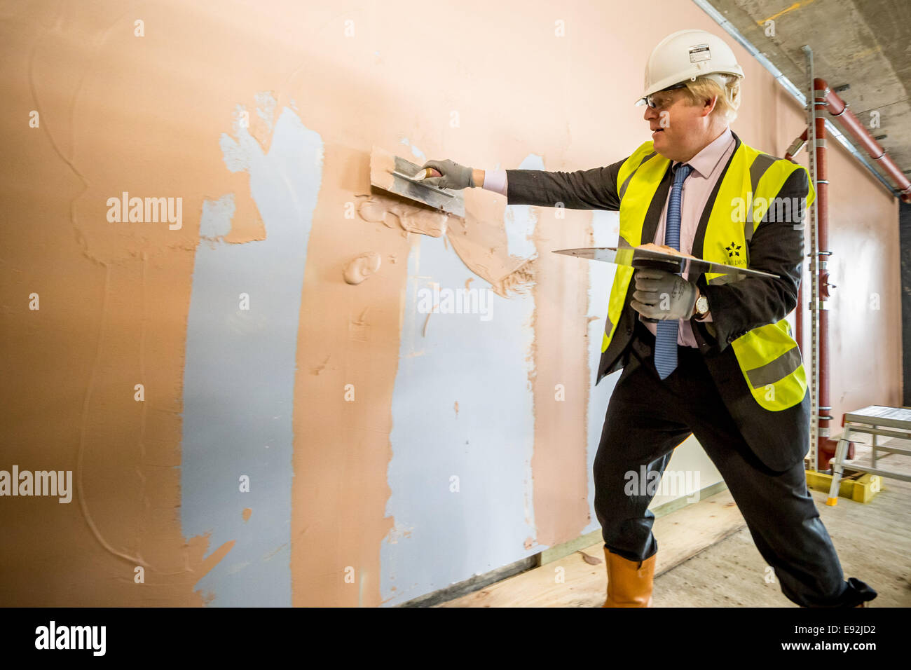Londra, Regno Unito. Xvii oct, 2014. Il sindaco Boris Johnson visite nuove case nella penisola di Greenwich 2014 Credit: Guy Corbishley/Alamy Live News Foto Stock