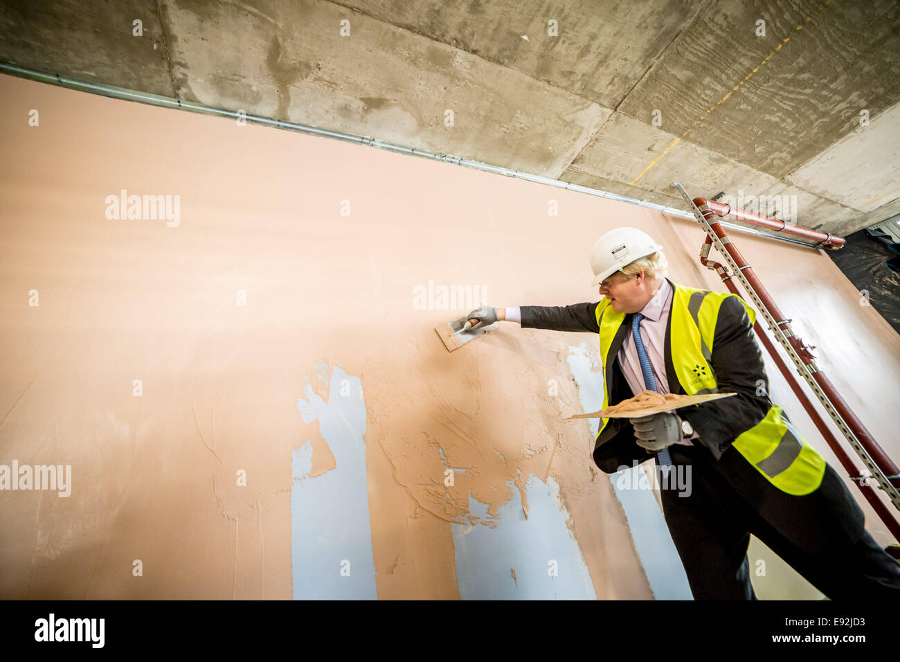 Londra, Regno Unito. Xvii oct, 2014. Il sindaco Boris Johnson visite nuove case nella penisola di Greenwich 2014 Credit: Guy Corbishley/Alamy Live News Foto Stock