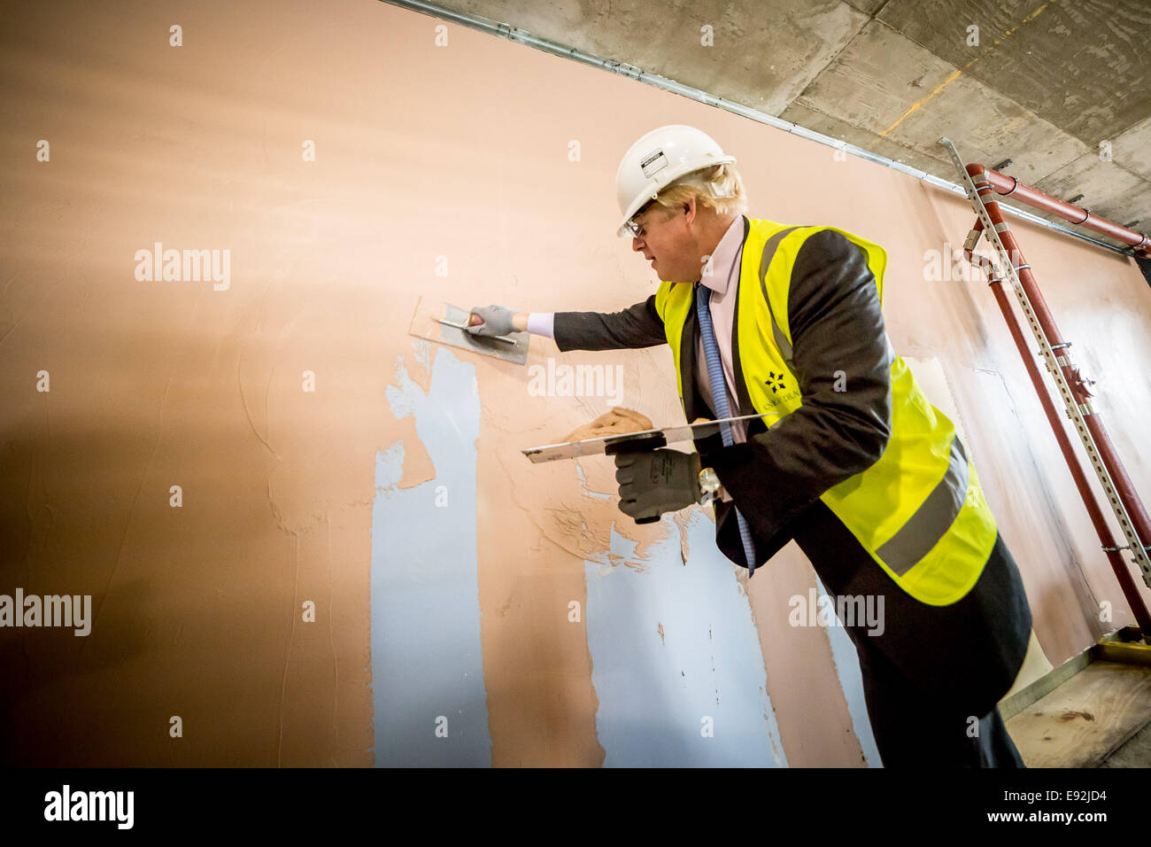 Londra, Regno Unito. Xvii oct, 2014. Il sindaco Boris Johnson visite nuove case nella penisola di Greenwich 2014 Credit: Guy Corbishley/Alamy Live News Foto Stock