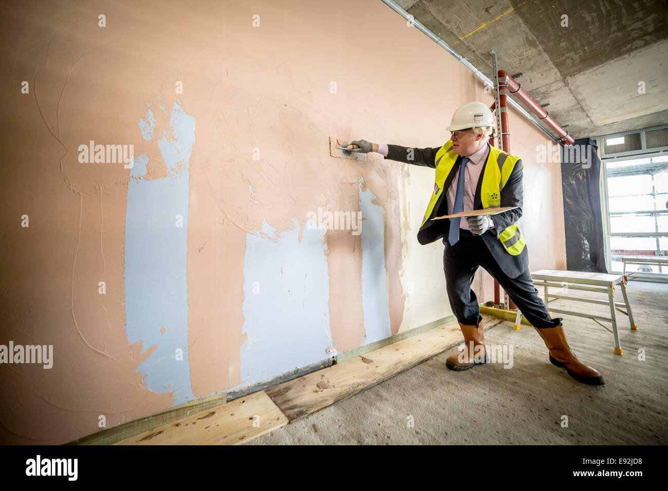 Londra, Regno Unito. Xvii oct, 2014. Il sindaco Boris Johnson visite nuove case nella penisola di Greenwich 2014 Credit: Guy Corbishley/Alamy Live News Foto Stock