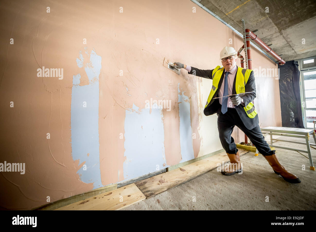 Londra, Regno Unito. Xvii oct, 2014. Il sindaco Boris Johnson visite nuove case nella penisola di Greenwich 2014 Credit: Guy Corbishley/Alamy Live News Foto Stock