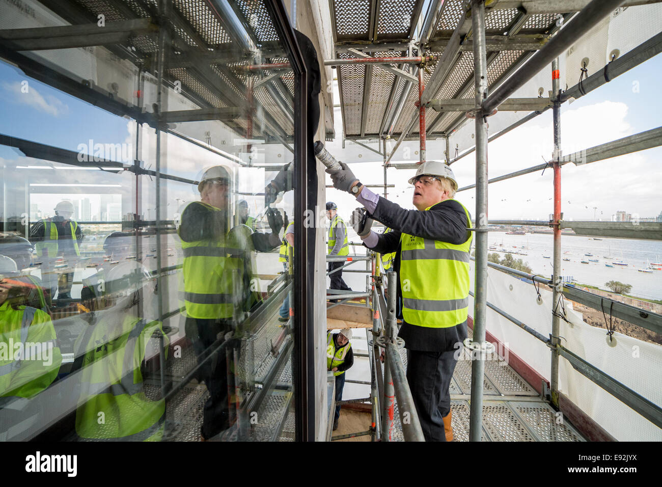 Londra, Regno Unito. Xvii oct, 2014. Il sindaco Boris Johnson visite nuove case nella penisola di Greenwich 2014 Credit: Guy Corbishley/Alamy Live News Foto Stock