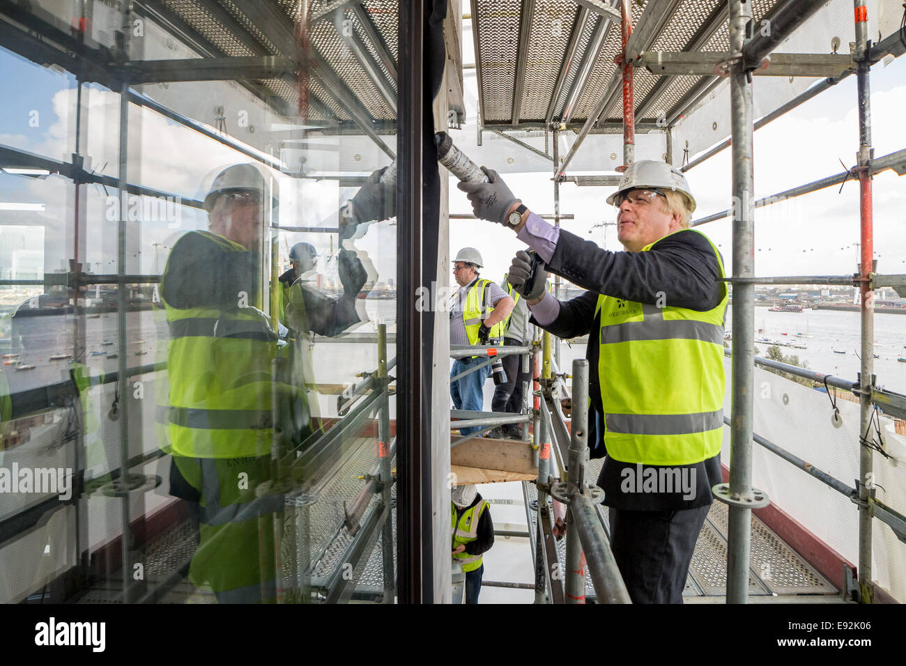 Londra, Regno Unito. Xvii oct, 2014. Il sindaco Boris Johnson visite nuove case nella penisola di Greenwich 2014 Credit: Guy Corbishley/Alamy Live News Foto Stock