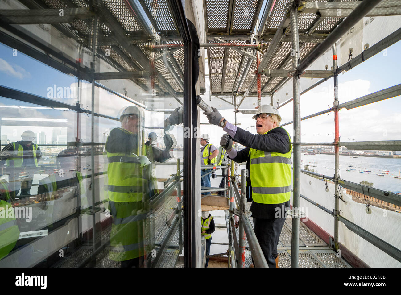 Londra, Regno Unito. Xvii oct, 2014. Il sindaco Boris Johnson visite nuove case nella penisola di Greenwich 2014 Credit: Guy Corbishley/Alamy Live News Foto Stock
