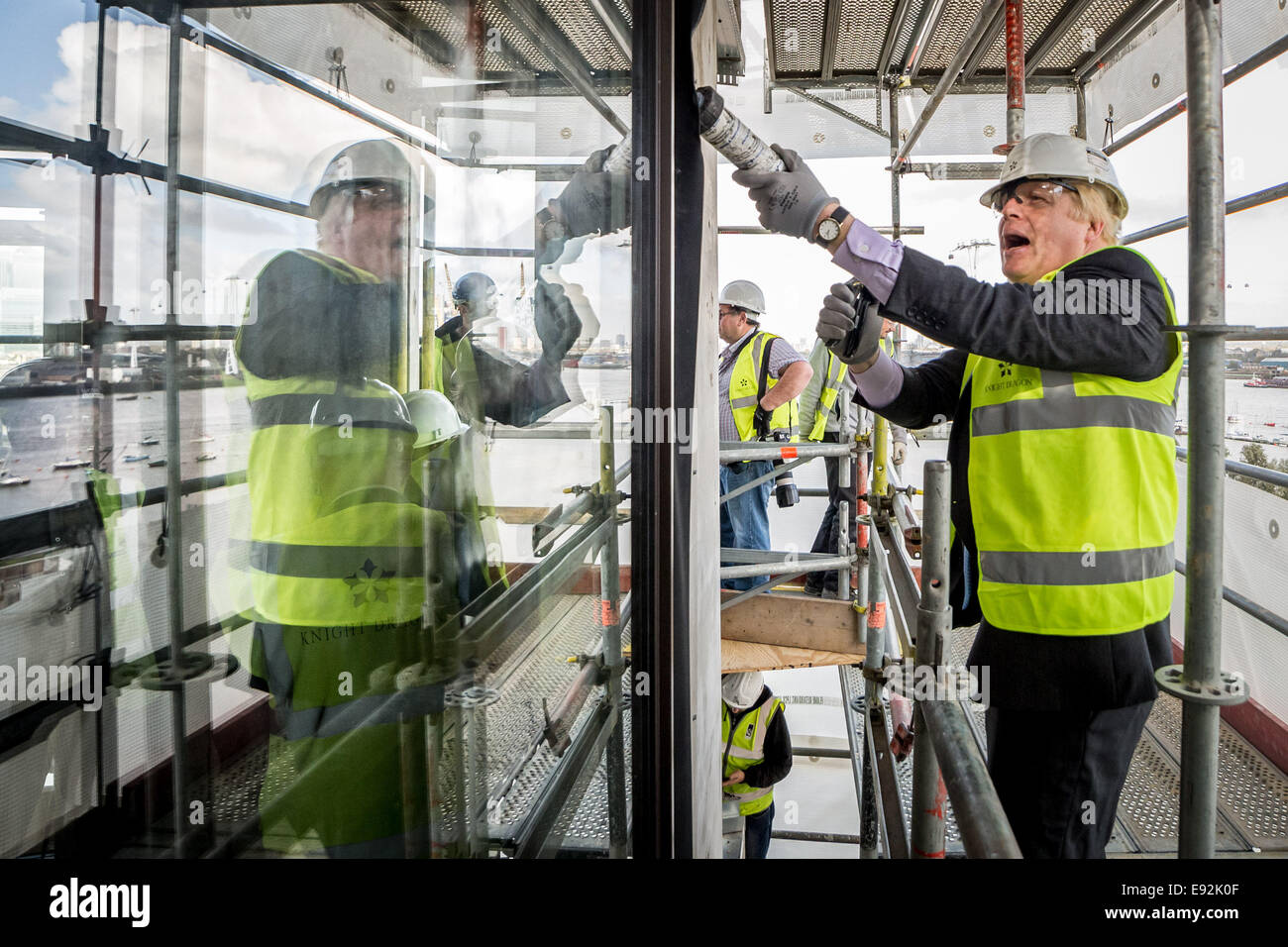 Londra, Regno Unito. Xvii oct, 2014. Il sindaco Boris Johnson visite nuove case nella penisola di Greenwich 2014 Credit: Guy Corbishley/Alamy Live News Foto Stock