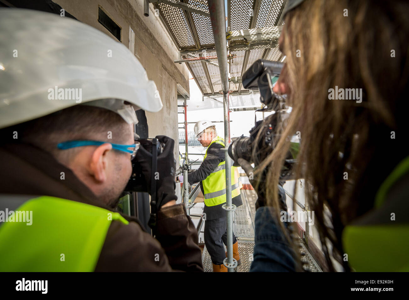 Londra, Regno Unito. Xvii oct, 2014. Il sindaco Boris Johnson visite nuove case nella penisola di Greenwich 2014 Credit: Guy Corbishley/Alamy Live News Foto Stock