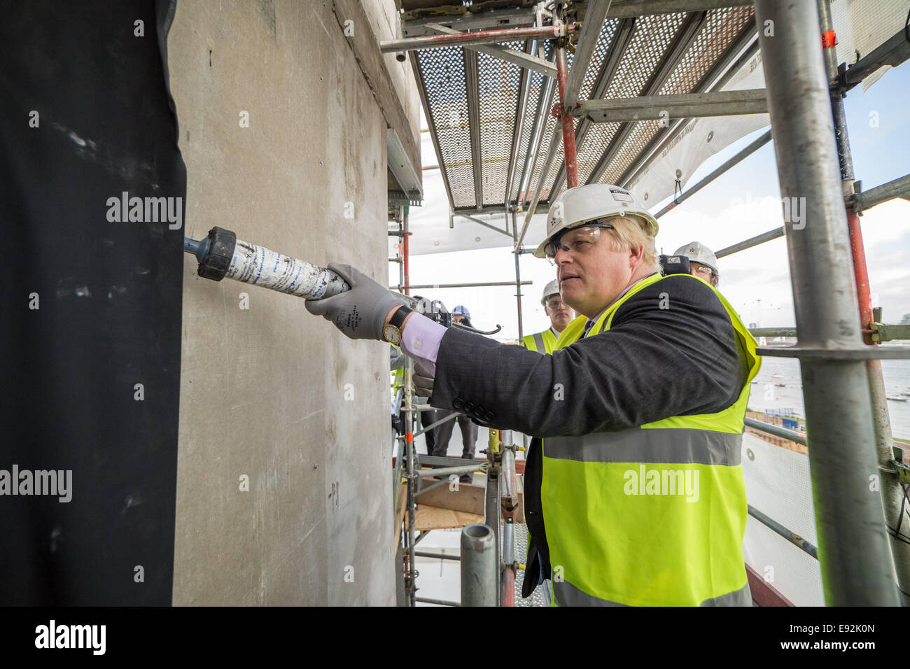 Londra, Regno Unito. Xvii oct, 2014. Il sindaco Boris Johnson visite nuove case nella penisola di Greenwich 2014 Credit: Guy Corbishley/Alamy Live News Foto Stock