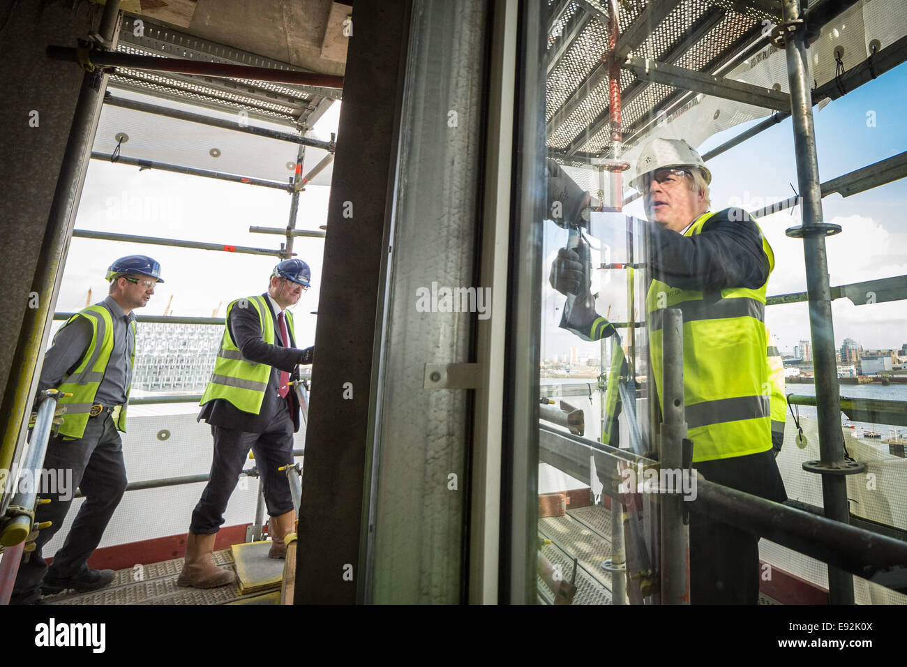 Londra, Regno Unito. Xvii oct, 2014. Il sindaco Boris Johnson visite nuove case nella penisola di Greenwich 2014 Credit: Guy Corbishley/Alamy Live News Foto Stock