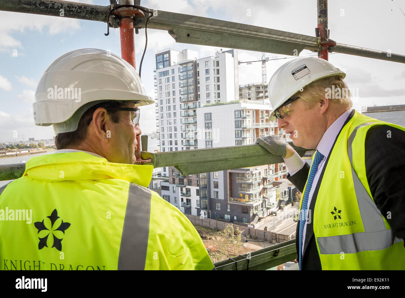 Londra, Regno Unito. Xvii oct, 2014. Il sindaco Boris Johnson visite nuove case nella penisola di Greenwich 2014 Credit: Guy Corbishley/Alamy Live News Foto Stock
