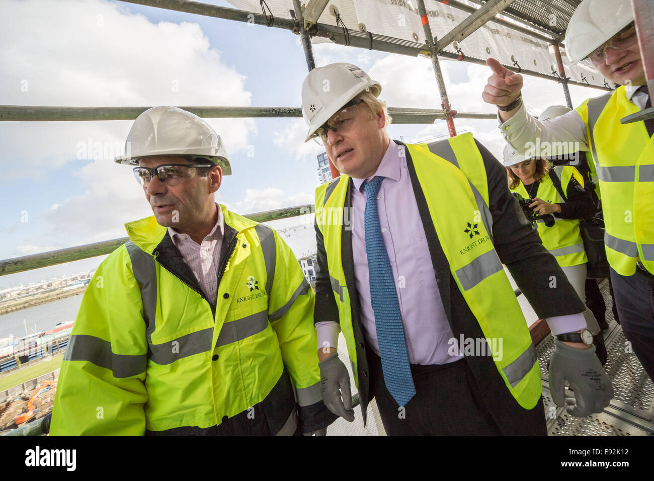 Londra, Regno Unito. Xvii oct, 2014. Il sindaco Boris Johnson visite nuove case nella penisola di Greenwich 2014 Credit: Guy Corbishley/Alamy Live News Foto Stock