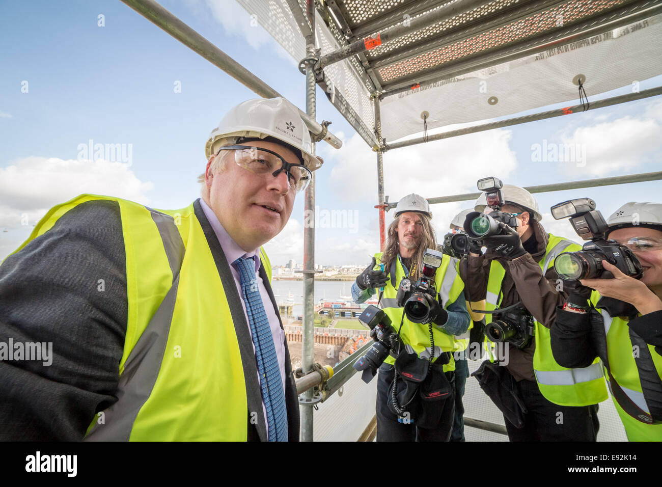 Londra, Regno Unito. Xvii oct, 2014. Il sindaco Boris Johnson visite nuove case nella penisola di Greenwich 2014 Credit: Guy Corbishley/Alamy Live News Foto Stock