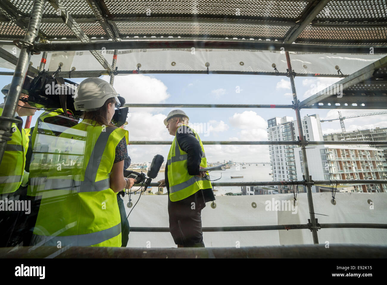 Londra, Regno Unito. Xvii oct, 2014. Il sindaco Boris Johnson visite nuove case nella penisola di Greenwich 2014 Credit: Guy Corbishley/Alamy Live News Foto Stock