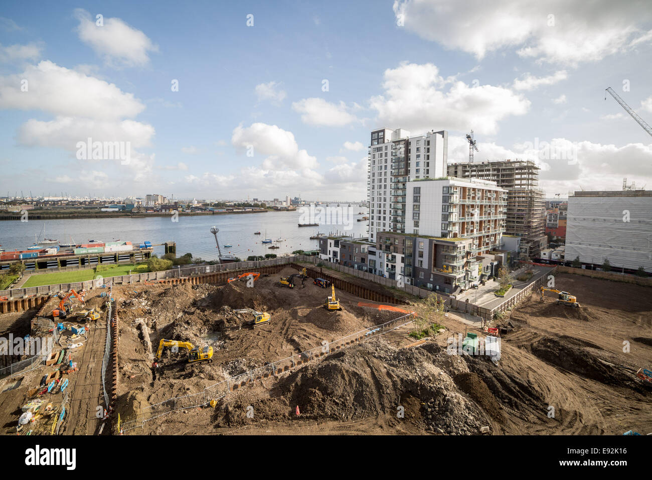 Londra, Regno Unito. Xvii oct, 2014. Il sindaco Boris Johnson visite nuove case nella penisola di Greenwich 2014 Credit: Guy Corbishley/Alamy Live News Foto Stock