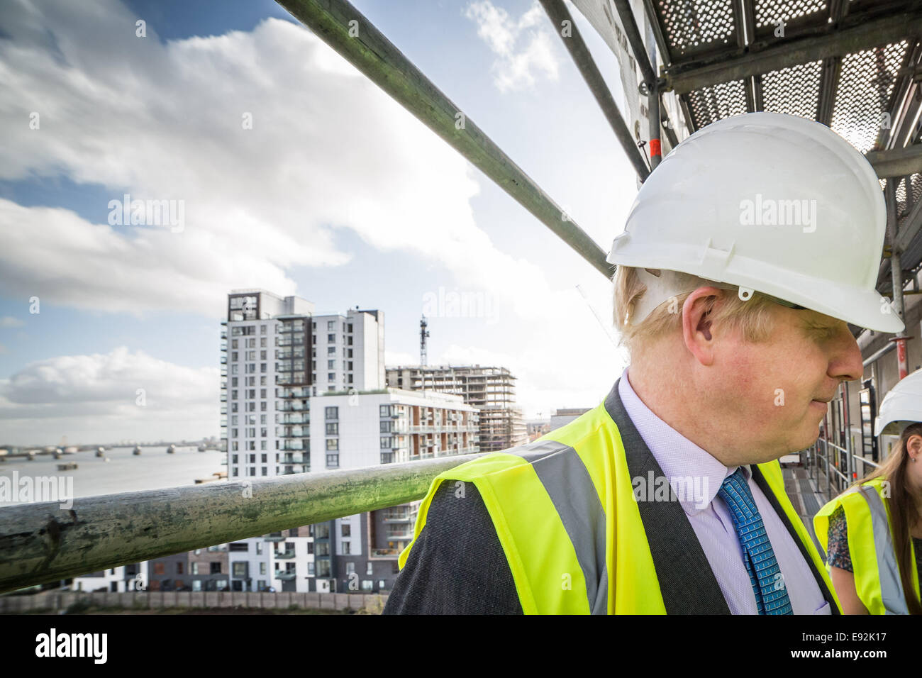 Londra, Regno Unito. Xvii oct, 2014. Il sindaco Boris Johnson visite nuove case nella penisola di Greenwich 2014 Credit: Guy Corbishley/Alamy Live News Foto Stock