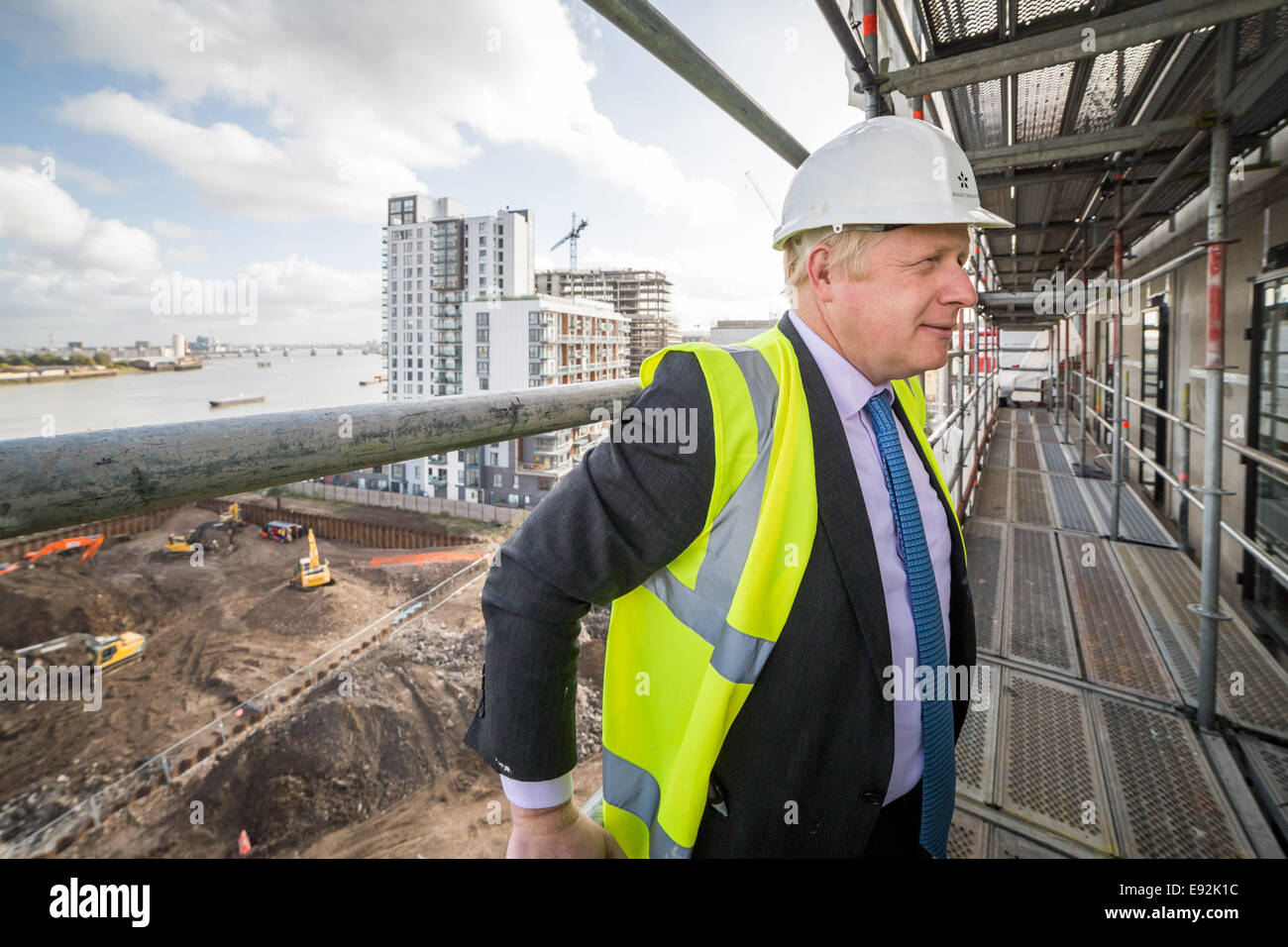 Londra, Regno Unito. Xvii oct, 2014. Il sindaco Boris Johnson visite nuove case nella penisola di Greenwich 2014 Credit: Guy Corbishley/Alamy Live News Foto Stock