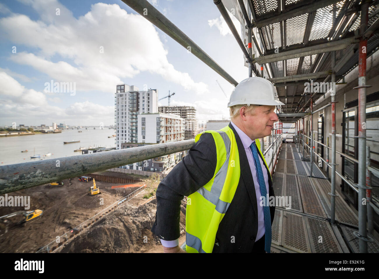 Londra, Regno Unito. Xvii oct, 2014. Il sindaco Boris Johnson visite nuove case nella penisola di Greenwich 2014 Credit: Guy Corbishley/Alamy Live News Foto Stock