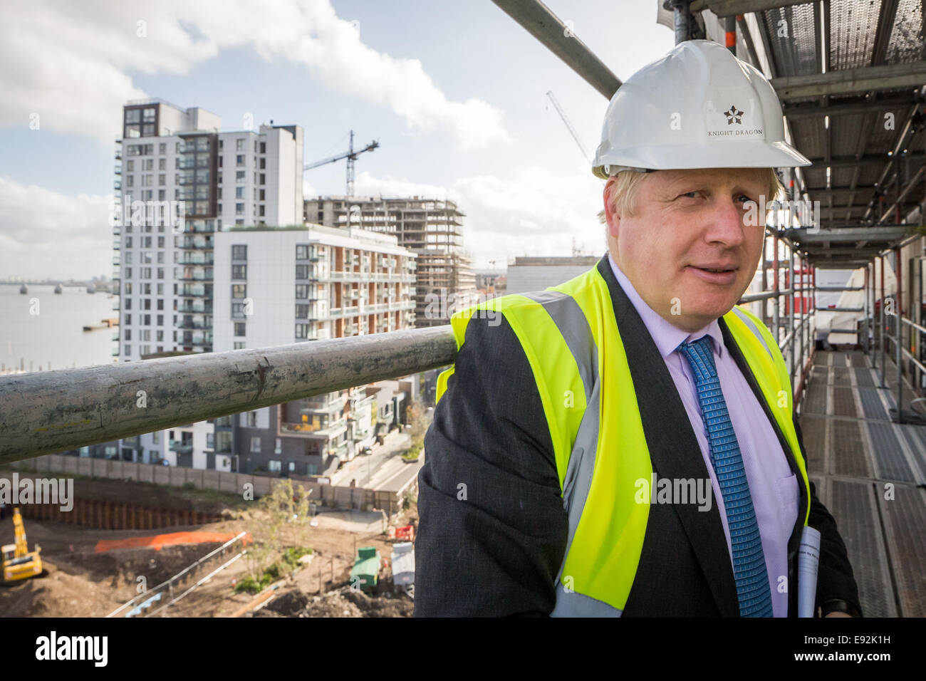Londra, Regno Unito. Xvii oct, 2014. Il sindaco Boris Johnson visite nuove case nella penisola di Greenwich 2014 Credit: Guy Corbishley/Alamy Live News Foto Stock