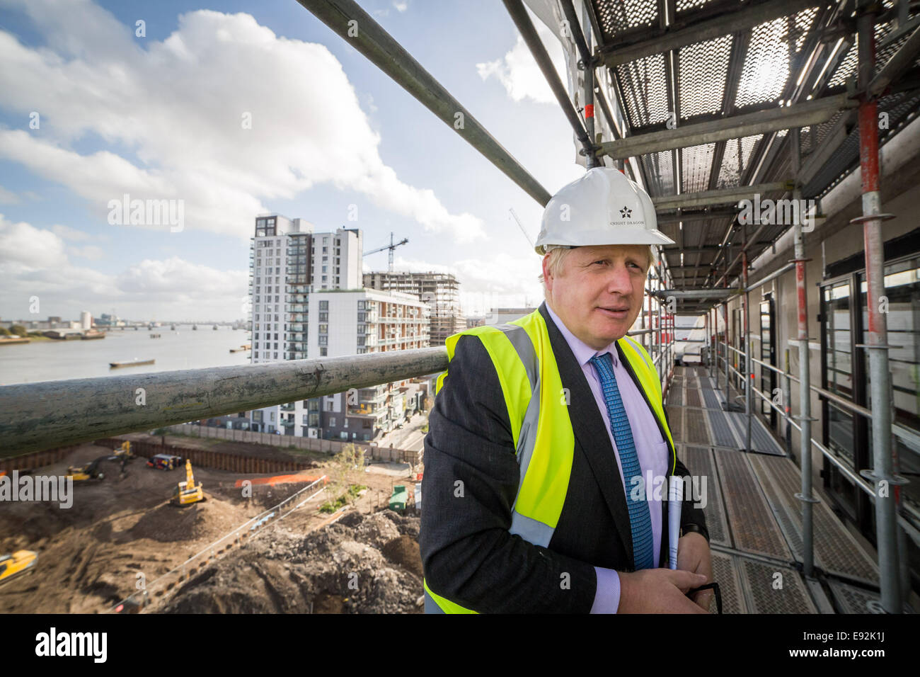 Londra, Regno Unito. Xvii oct, 2014. Il sindaco Boris Johnson visite nuove case nella penisola di Greenwich 2014 Credit: Guy Corbishley/Alamy Live News Foto Stock