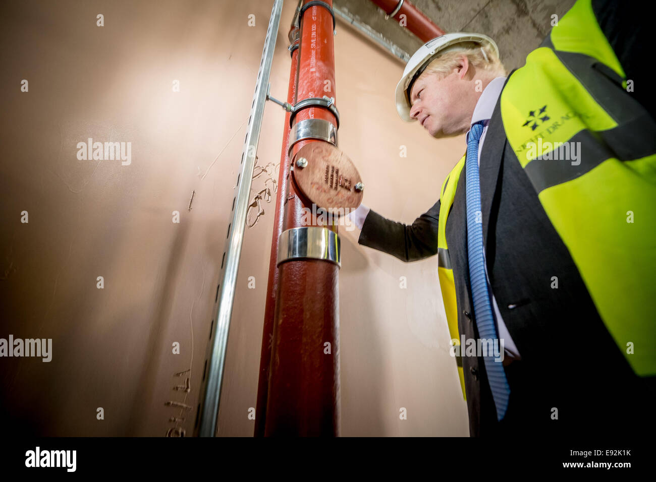 Londra, Regno Unito. Xvii oct, 2014. Il sindaco Boris Johnson visite nuove case nella penisola di Greenwich 2014 Credit: Guy Corbishley/Alamy Live News Foto Stock
